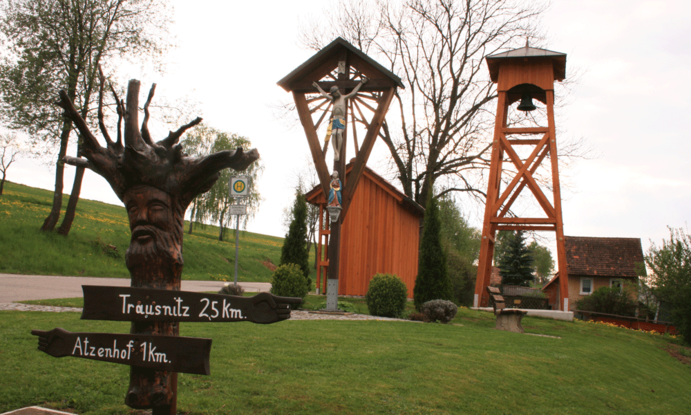 Anlage beim Glockenturm in Bierlhof