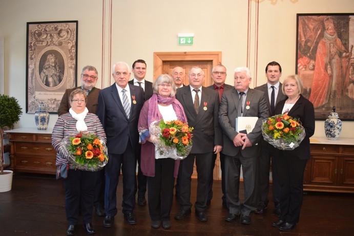 Im  festlich geschmückten Bürgersaal der Stadt Pfreimd überreichte  Landrat Thomas Ebeling an Heinz Fink aus Pfreimd, Erwin Koppmann aus Nabburg und Josef Mutzbauer aus Trausnitz die höchste Anerkennung der Bundesrepublik für hervorragende Leistungen