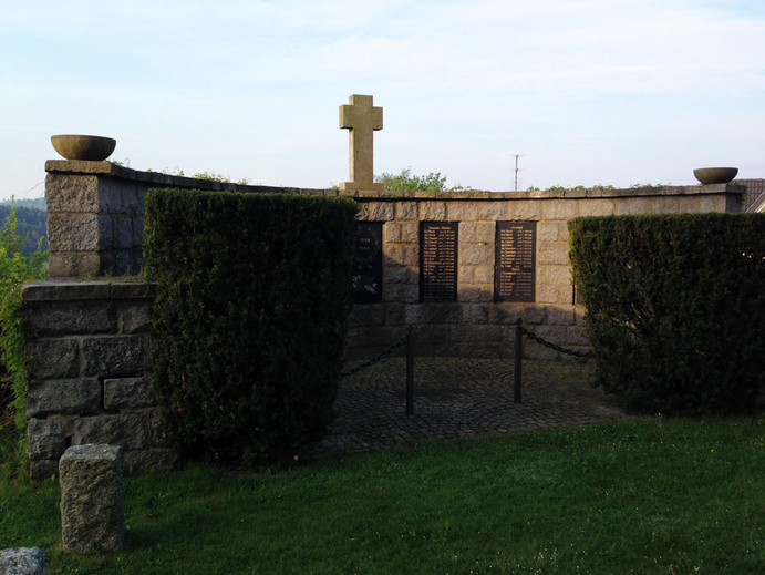 Kriegerdenkmal Trausnitz - vor der Sanierung