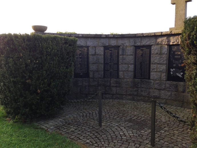 Kriegerdenkmal Trausnitz - vor der Sanierung